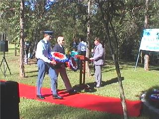 pe09.jpg (26401 bytes)
